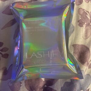 LASHIFY Holographic purple eyelashes
